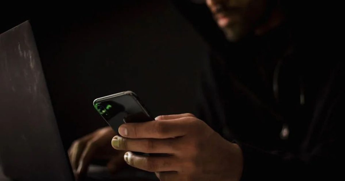 Twój smartfon słucha? Sprawdzamy, jak chronić się przed podsłuchem