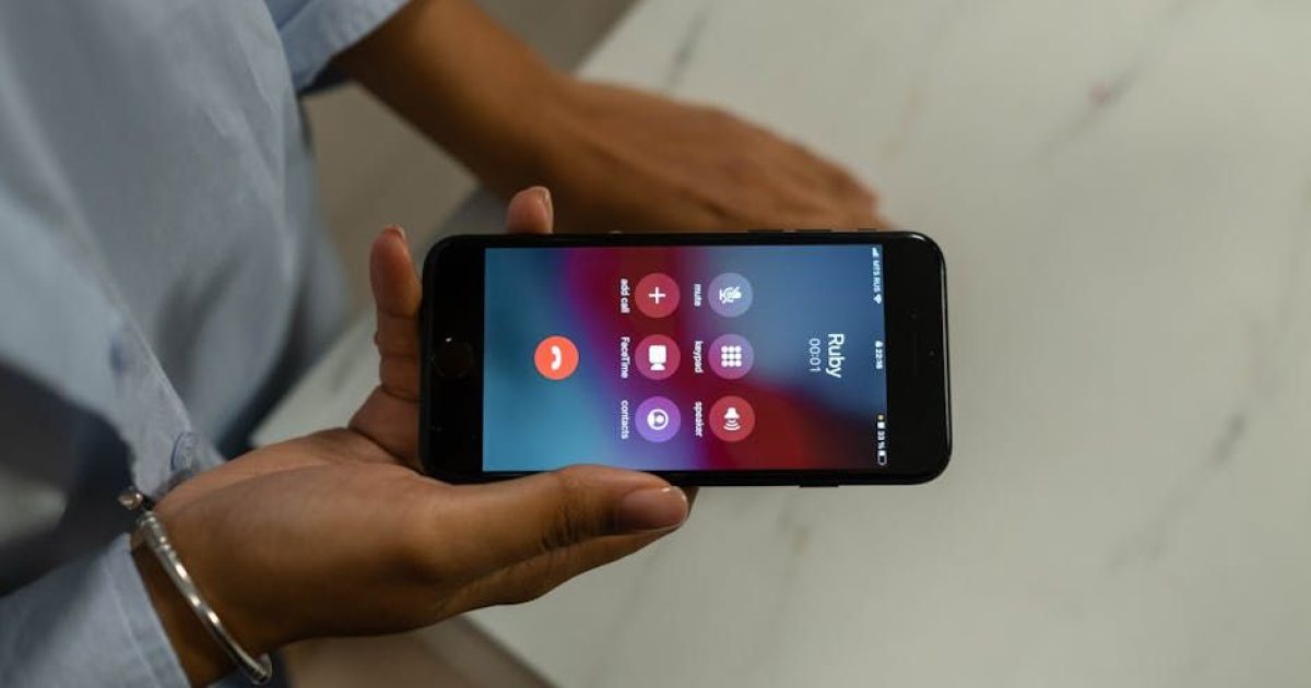 Telefonowe "Nie wiem": Czego NIGDY nie mówić przez słuchawkę?