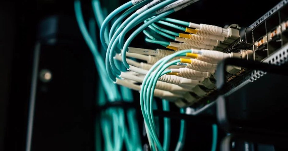 Od drutu do światłowodu: jak rozmawiamy przez telefon?