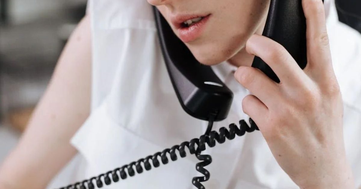 Nie odbierasz? Nie trać wiadomości – jak włączyć sekretarkę u każdego operatora
