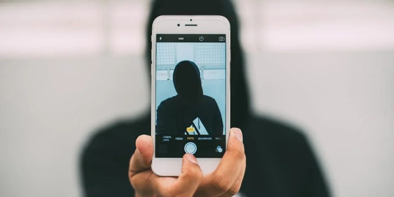 Twój telefon: Okno na świat czy czyjeś oczy?