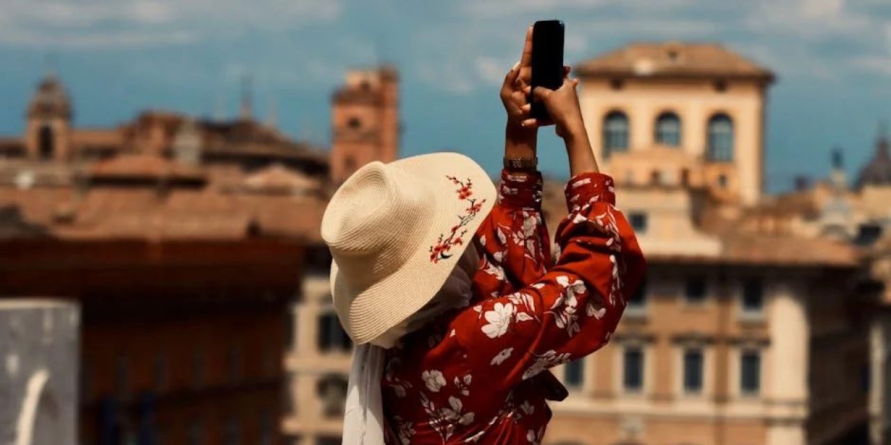 Telefon za granicą? Roaming – co warto wiedzieć, zanim wyjedziesz