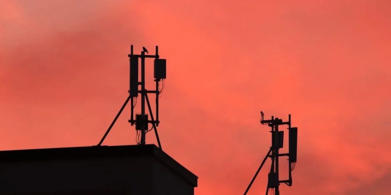 Od cegły do chmury: Jak telefony na przestrzeni dekad zmieniały nasze życie