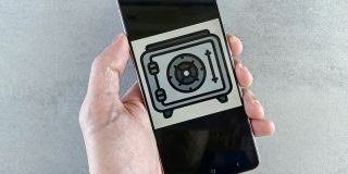 Jak zamienić smartfon w cyfrową fortecę? Praktyczne kroki dla każdego
