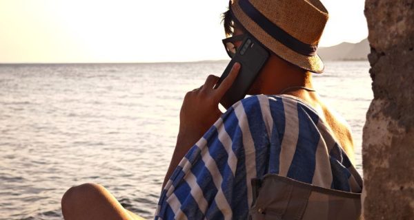 Wakacje bez stresu: 10 prostych sposobów na ochronę telefonu