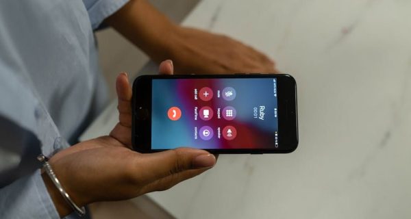 Telefonowe "Nie wiem": Czego NIGDY nie mówić przez słuchawkę?
