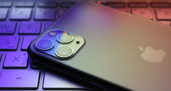 Siri po polsku? Dlaczego wciąż czekamy i co to oznacza dla bezpieczeństwa